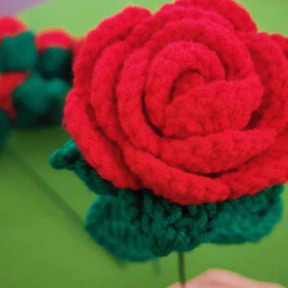 Hand-hooked red rose - Picture 3 of 5
